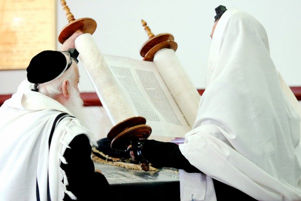 PikiWiki_Israel_16920_Torah_Reading Lifting-Torah-Hagbah