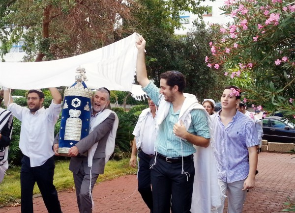 Parading the Torah outside of a synagogue this morning on Simchat Torah Torah-Synagogue-Simchat Torah-Tel Aviv