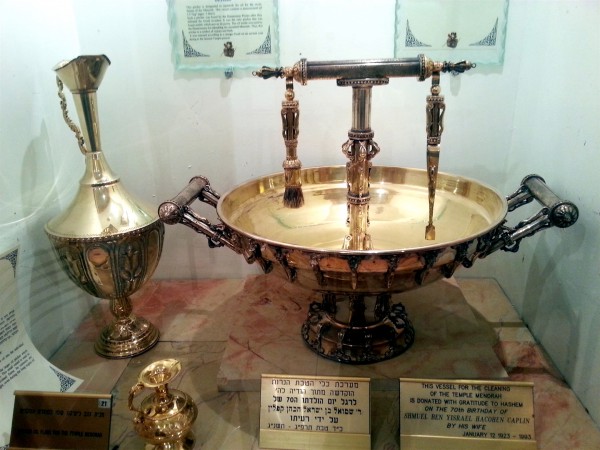 Gold and Silver Vessels for the Third Temple golden-oil-flask-menorah-vessels