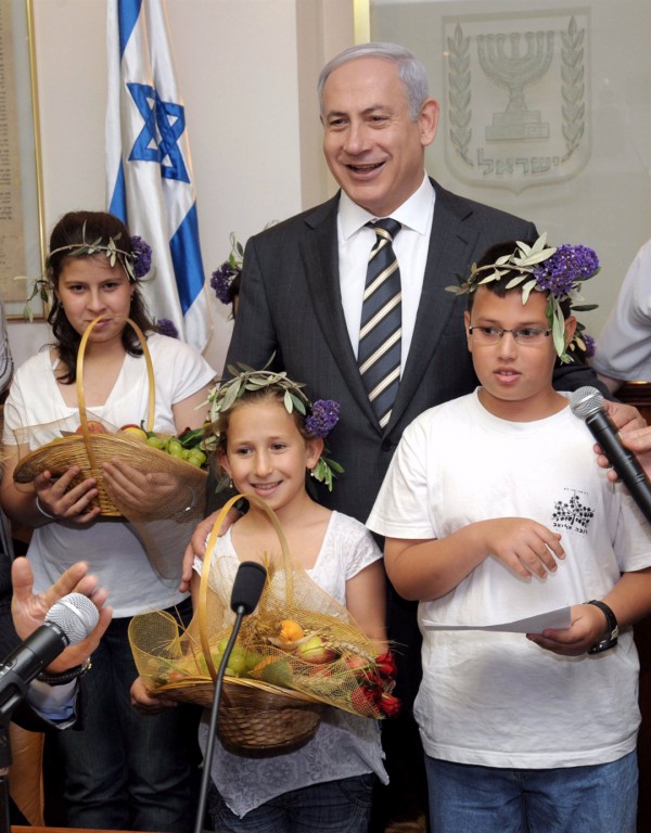 Benjamin Netanyahu and school children Shavuot-Benjamin Netanyahu-Children