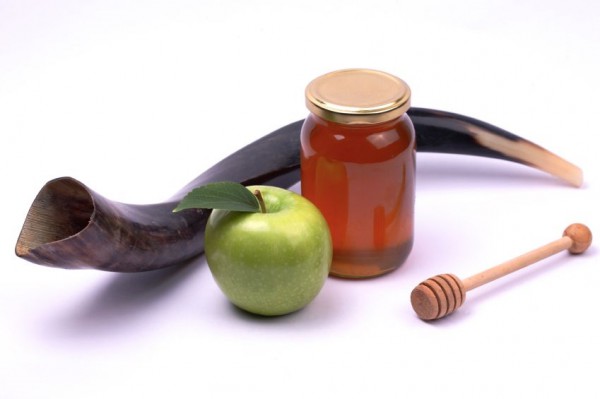 Symbols of Jewish New Year shofar-honey-apples-Jewish New Year