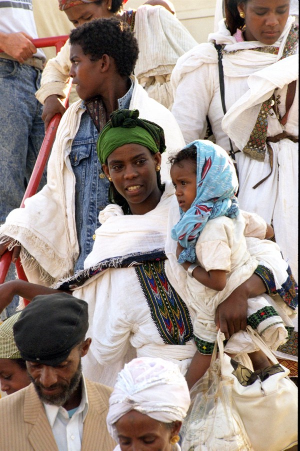 Ethiopians disembark from a jet during Operation Solomon GPO-Ethiopians-immigrants-jet