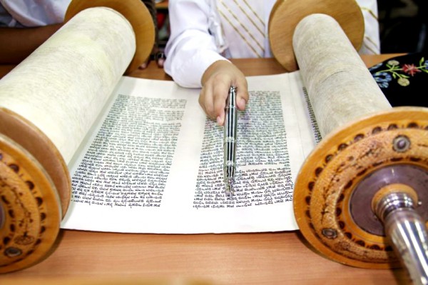 Reading Torah Reading Torah Yad