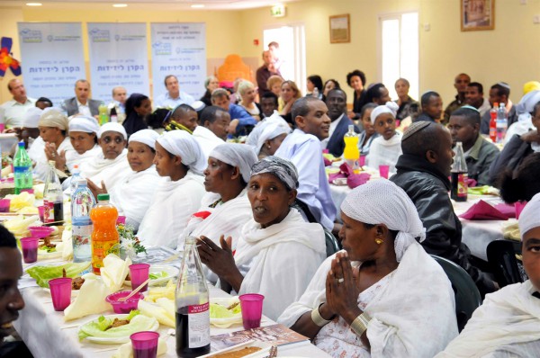 Two hundred new immigrants from Ethiopia attend a model Seder at the Jewish Agency Absorption Center in Mevasseret Zion outside Jerusalem, in preparation for their first Passover in Israel. Two hundred new immigrants from Ethiopia attend a model Seder at the Jewish Agency Absorption Center in Mevasseret Zion outside Jerusalem, in preparation for their first Passover in Israel.