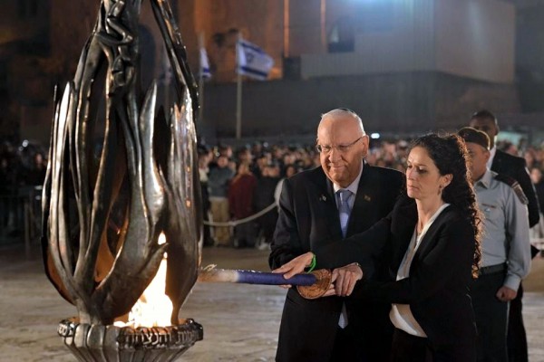 Reuven Rivlin lights the Memorial Light at Western Wall on Yom HaZikaron Israeli President Reuven Rivlin lights the official Yom HaZikaron torch on Memorial Day.