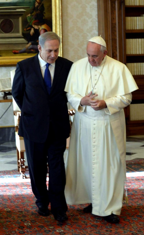 pope-netanyahu Israeli Prime Minister Benjamin Netanyahu met with Pope Francis in Vatican city in December 2013. (Photo by Amos Ben Gershom)