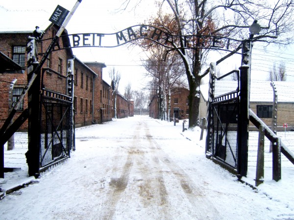 Auschwitz_I_entrance_snow Wannsee Conference-Auschwitz