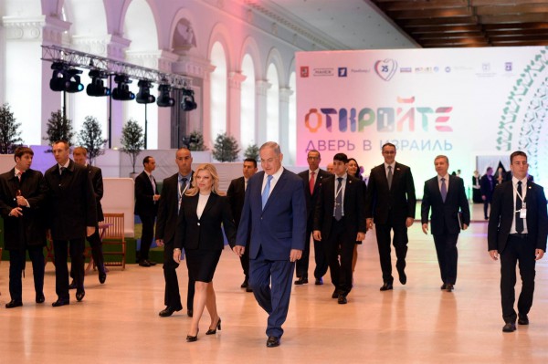 Haim-Zach-GPO-Prime-Minister-Benjamin-NetanyahuSara-visit-the-interactive-Open-a-Door-to-Israel-exhibit Russia, Open a Door to Israel, Netanyahu, Israel